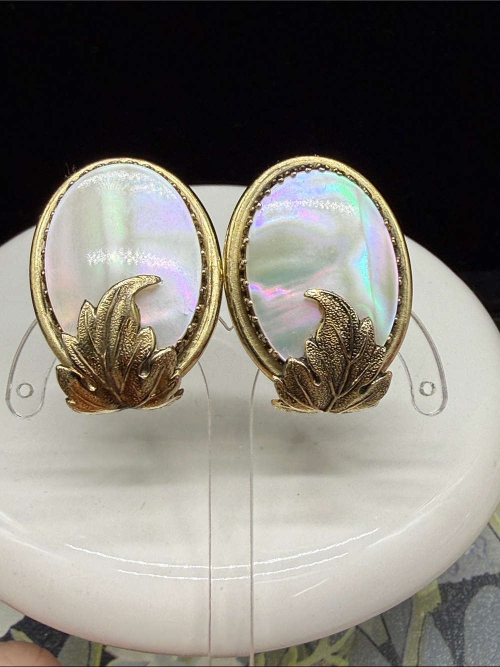👑vintage Whiting & Davis clip-on earrings gold-tone metal frames abalone Shell